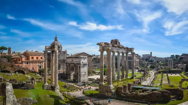 Antike Ruinen im Forum Romanum, Rom. Man fragt sich, wie viele Tage man hier verbringen kann, um alles zu erkunden.