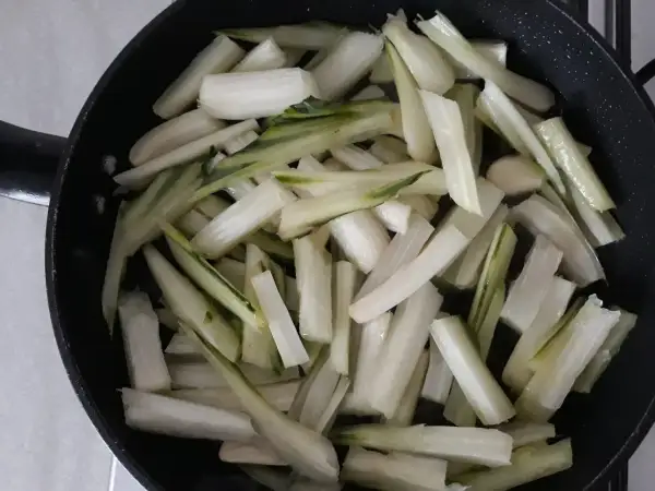 Coste di sedano tagliate a bastoncini e pronte per essere saltate in padella.