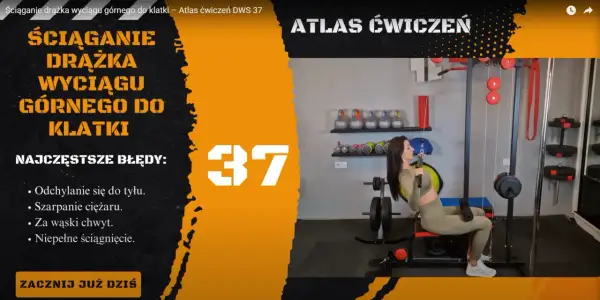 Kobieta wykonuje ćwiczenie pulldown na wyciągu górnym. Na ekranie widnieje napis "Ściąganie drążka wyciągu górnego do klatki".