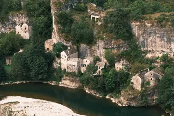 Villages perchés sur les falaises, un rêve pour visiter les gorges du Tarn en 3 jours.