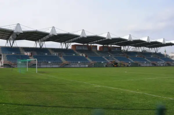 Pusta trybuna i zielona murawa stadionu Siarki Tarnobrzeg.