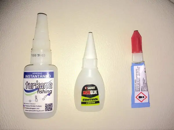 Trois tubes de colle instantanée, dont un "turkana fishing", prêts à l'emploi. Le temps de séchage Loctite est rapide.