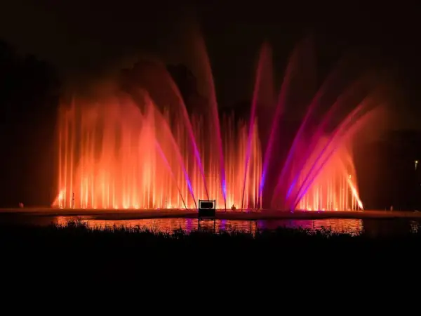 Spektakuläre Wasserlichtkonzerte in Orange und Pink tauchen die Nacht in ein magisches Licht. Diese faszinierenden Fotos zeigen die Kraft des Wassers.