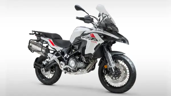 Biały motocykl turystyczny Benelli TRK 502X. Zastanawiasz się, jakie prawo jazdy na motor 250? Ten model wymaga kategorii A2.
