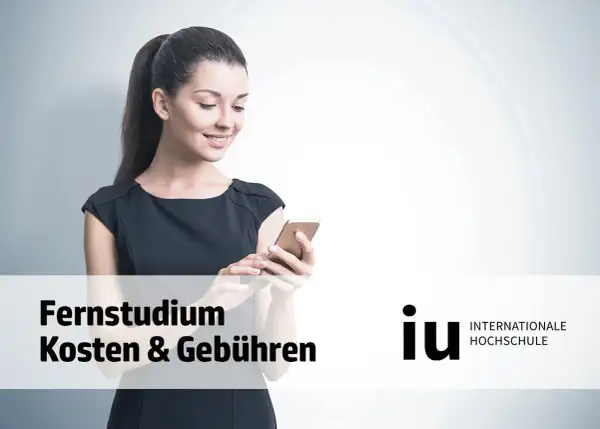 Junge Frau mit Pferdeschwanz blickt lächelnd auf ihr Smartphone. Text: Fernstudium Kosten & Gebühren. Logo: IU Internationale Hochschule.