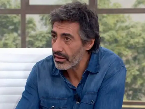Juan del Val, con su característica barba y camisa vaquera, reflexiona en un plató de televisión.