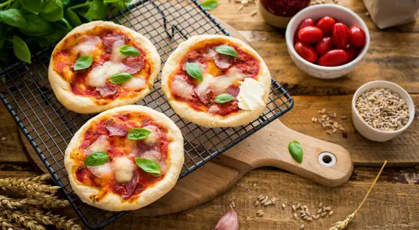 Mała pizza: Ile kosztuje? Jak nie przepłacić? Poradnik