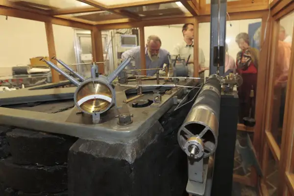 Seismograph in der Erdbebenwarte Bensberg. Besucher betrachten die historische Technik zur Messung von Erdbeben.