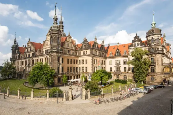 Das Residenzschloss in Dresden, Heimat der Schatzkammer Dresden, mit seinen Türmen und dem Innenhof.