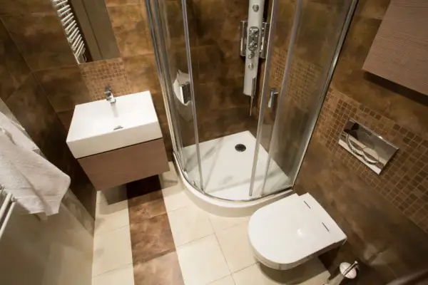 Kleines Bad mit Dusche, WC und Waschbecken. So lässt sich ein 3 qm kleines Bad gestalten, auch wenn es nur 4 qm sind.
