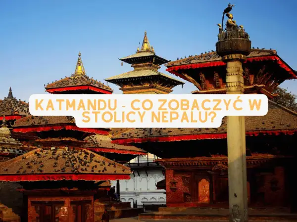Tradycyjne pagody w Katmandu, stolicy Nepalu, pokryte dachówkami i ozdobione czerwonymi tkaninami, z gołębiami na dachach.