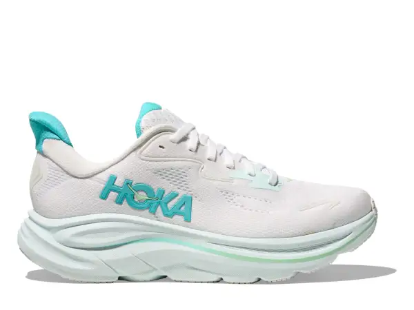 Weißer Hoka Schuh mit türkisfarbenem Logo und Akzenten. Viele positive Hoka Schuhe Erfahrungen sprechen für diesen Laufschuh.