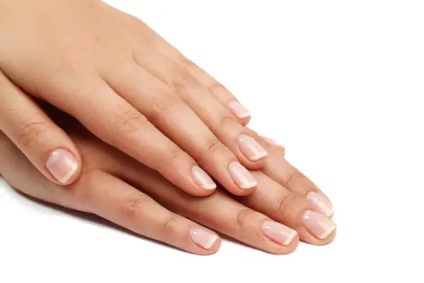 Eleganckie dłonie z klasycznym french manicure. Dowiedz się, jak zrobić french zwykłym lakierem, by uzyskać taki efekt.