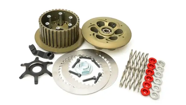 Conjunto de componentes de un embrague antirrebote para moto, incluyendo discos, resortes y plato de presión.