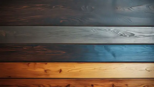 Cinq planches de bois aux teintes variées, du brun foncé au bleu vif, offrant une belle idée déco bois pour un intérieur moderne.