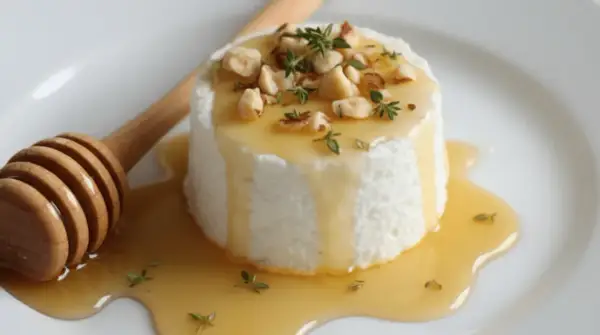 Un délicieux fromage frais faisselle, nappé de miel doré et garni de noisettes et de thym. Un délice !