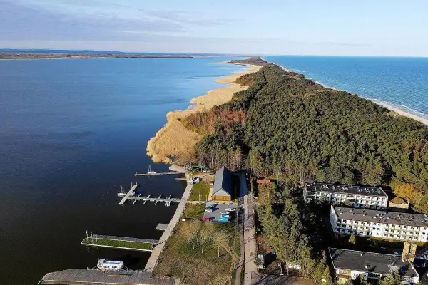 Dąbki atrakcje: malowniczy widok na jezioro, las, plażę i zabudowania. Idealne miejsce na wypoczynek.