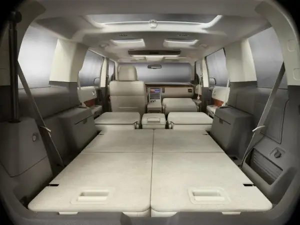 Wnętrze Ford Flex z rozłożonymi siedzeniami tworzącymi płaską przestrzeń bagażową. Idealny na podróż z rodziną i bagażami.