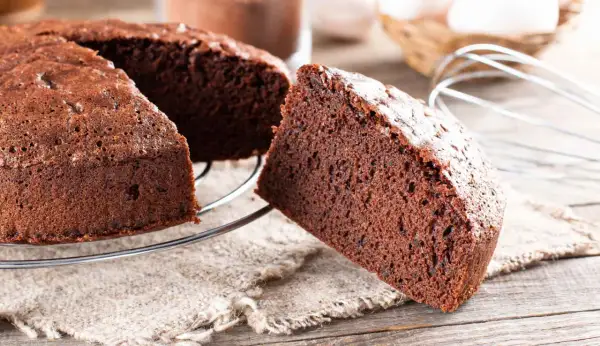 Una fetta di soffice torta alla nutella, appena sfornata, su una griglia di raffreddamento.