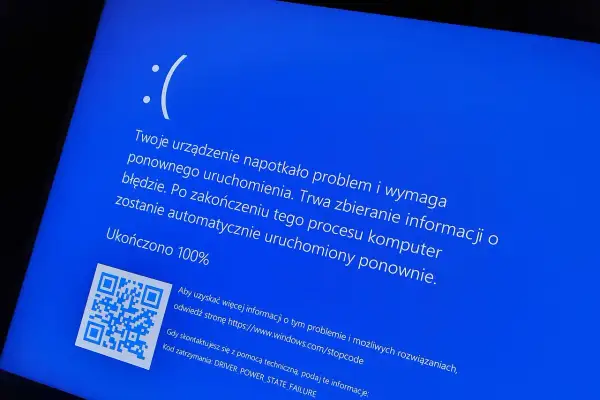Niebieski ekran błędu Windows z komunikatem "DRIVER_POWER_STATE_FAILURE". Zanim sprawdzisz, jak komputer spełnia wymagania Windows 11, upewnij się, że nie napotkasz takiego problemu.