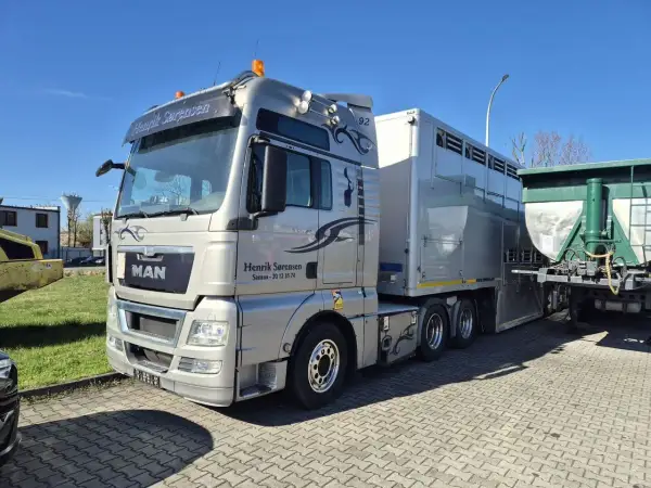 Ciężarówka do transportu zwierząt Henrik Sørensen. Sprawdź nasz transport zwierząt cennik.