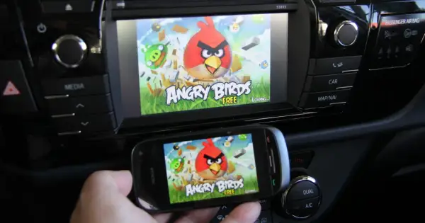 Telefon z grą Angry Birds wyświetla ten sam obraz co ekran samochodu, tworząc efekt mirror link.