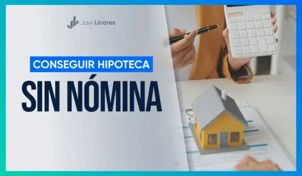 Manos calculando con calculadora y bolígrafo, junto a una maqueta de casa. El texto indica "Conseguir hipoteca sin nómina".