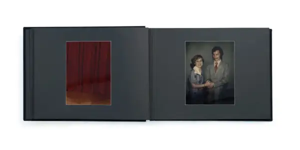 Aneta Grzeszykowska w albumie: z lewej czerwona kurtyna, z prawej para w strojach z lat 70.