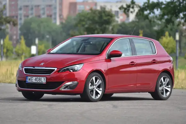 Czerwony Peugeot 308, gotowy na wymianę żarówki H7.