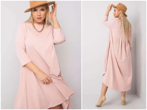 Kobieta w różowej sukience oversize i kapeluszu, prezentująca sukienkę z przodu i z tyłu.