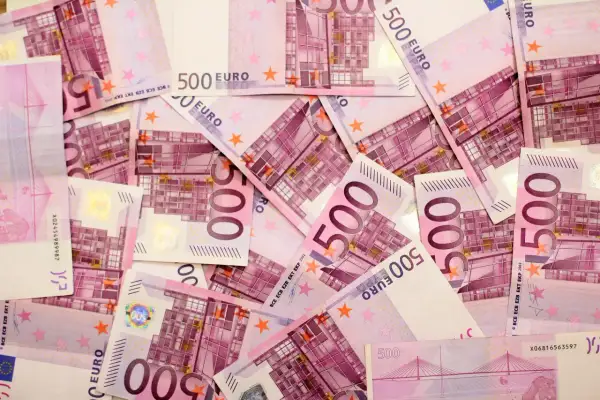 Stos banknotów 500 euro.