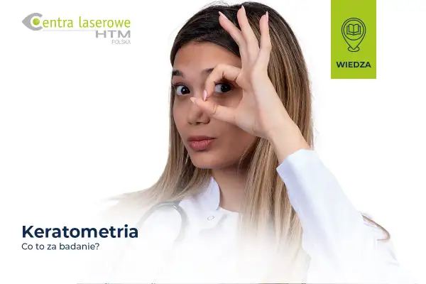 Młoda kobieta w białym kitlu bada wzrok, trzymając dłoń przy oku. Tekst "Keratometria" sugeruje badanie rogówki.