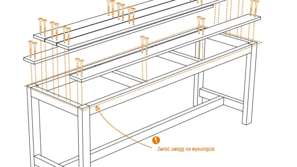 Instrukcja montażu ławki metalowej: przykręcanie desek do stelaża. Zwróć uwagę na wysunięcie.