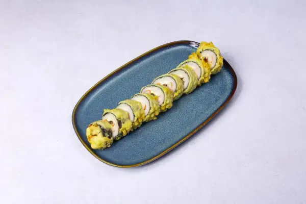 Chrupiące rolki sushi w tempurze, idealne do domowego przepisu. Pyszne i łatwe w przygotowaniu.