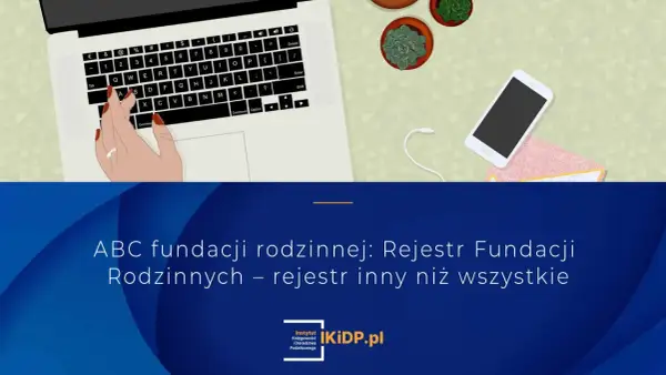 Ręka pisze na klawiaturze, tworząc rejestr fundacji rodzinnych. Poznaj rejestr inny niż wszystkie.
