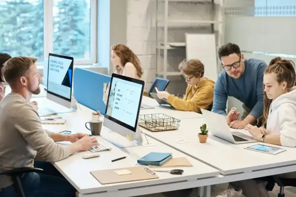Zespół pracuje w biurze. Mężczyzna wraca do pracy po niezakończonym leczeniu, skupiony na komputerze.