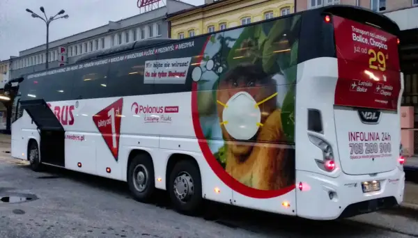 Autobus Neobus z wizerunkiem nosacza z maseczką i informacją o biletach od 1 zł.