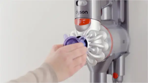 Jak otworzyć pojemnik w odkurzaczu Dyson V8 i uniknąć problemów