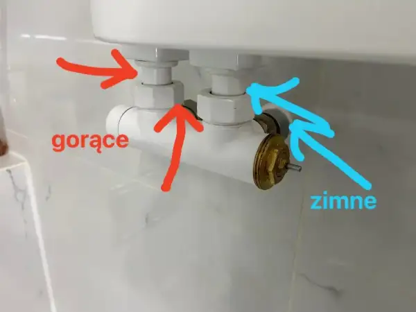Zawory grzejnika, jeden oznaczony jako "gorące", drugi jako "zimne". Przy odpowietrzaniu grzejnika nie leci woda, co może wskazywać na problem z obiegiem.