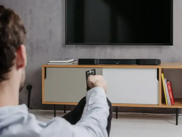 Soundbar nad czy pod telewizorem - najlepsze miejsce dla dźwięku