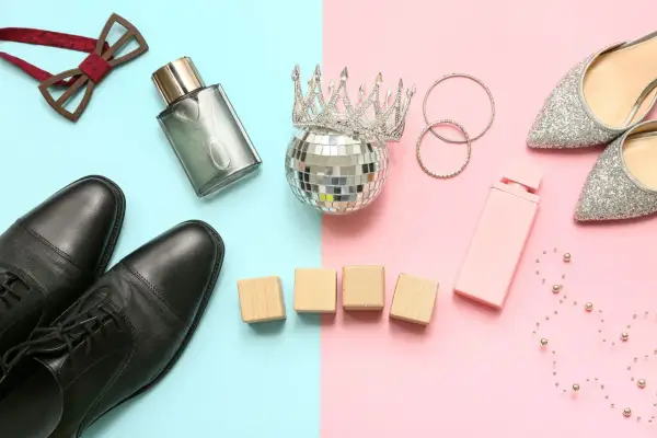 Eleganckie czarne buty i błyszczące srebrne szpilki – jakie buty na studniówkę wybrać? Do tego korona, perfumy i muszka.