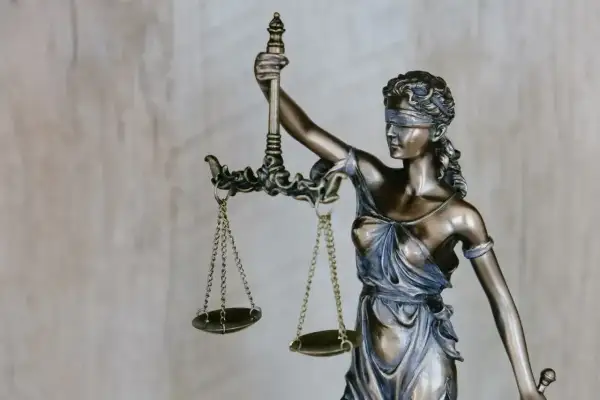 Figurka Temidy z wagą symbolizuje sprawiedliwość, a jej zarobki mogą być wysokie.