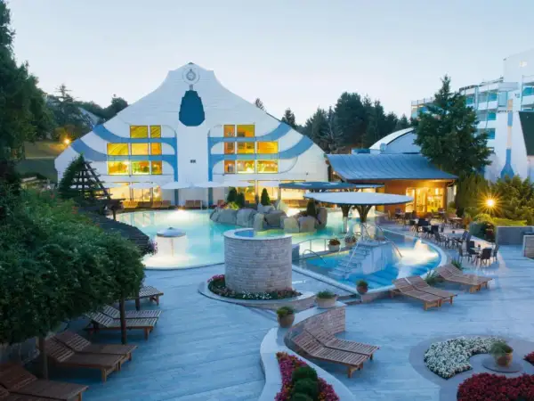Najlepsze retro hotele nad Balatonem: unikalne miejsca na wypoczynek