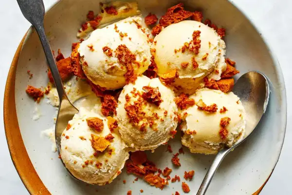 Schaufeln cremigen Eises, bestreut mit knusprigen Honigwaben-Stückchen. Ein köstliches Hokey Pokey Eis Rezept zum Genießen!