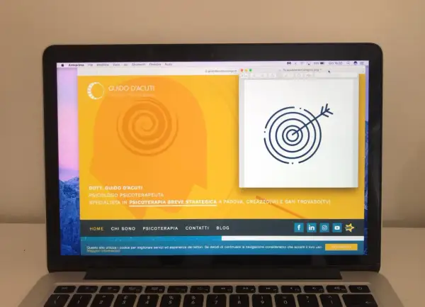 Il sito di Guido D'Acuti, psicologo psicoterapeuta, illustra la psicologia strategica con un'icona di un bersaglio e una freccia.