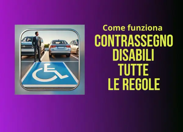 Un uomo in giacca e cravatta in un parcheggio disabili. Il contrassegno disabili è un diritto, non un privilegio da usare senza invalido a bordo.