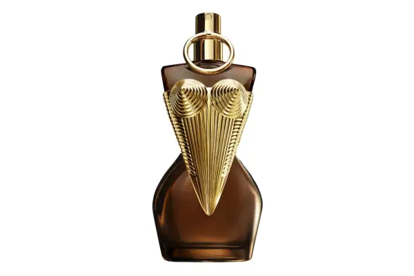 Złoty gorset zdobi butelkę perfum Jean Paul Gaultier Gaultier Divine, symbolizując boską moc i kobiecą siłę.