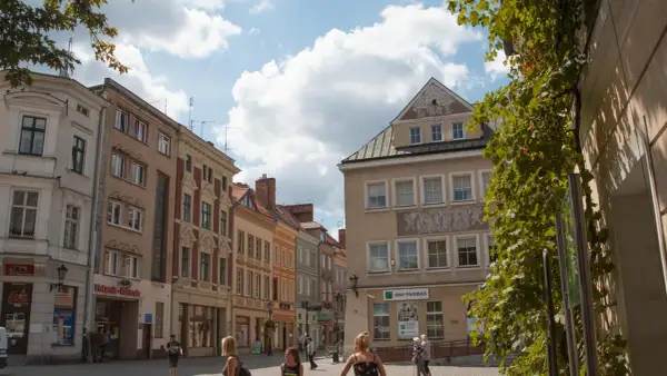Spacerem po zielona góra rynek, wśród kolorowych kamienic i kwitnącej zieleni.