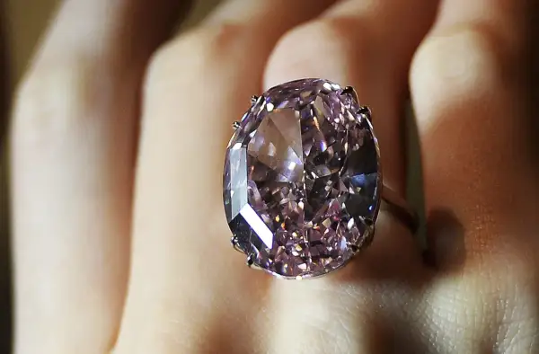 Anillo con un gran diamante ovalado de color rosa pálido. La diferencia entre diamante y brillante es que el brillante es un tipo de talla.