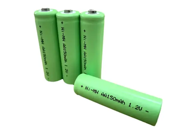 Cztery zielone baterie AA Ni-MH 150mAh 1.2V. Idealne, gdy zastanawiasz się, jakie baterie do lamp solarnych wybrać.